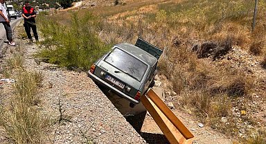 Emet-Hisarcık karayolunda kontrolden çıkan araç şarampole devrildi: 2 kişi yaralandı