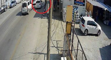 Emniyet şeridi ihlaliyle gelen kazayı yaya kıl payı atlattı