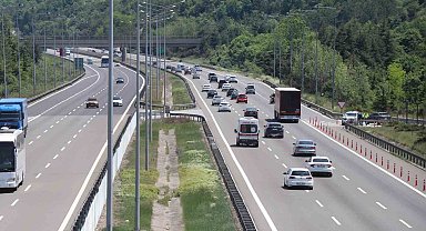 Erkenden yola çıkan tatilciler Bolu geçişinde akıcı yoğunluk oluşturuyor