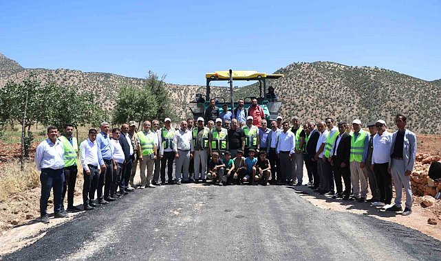 Eruh'taki grup köy yolu sıcak asfaltla buluşuyor