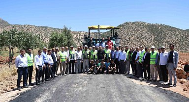 Eruh'taki grup köy yolu sıcak asfaltla buluşuyor