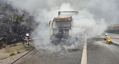 Erzin'de alevlere teslim olan tır hurdaya döndü