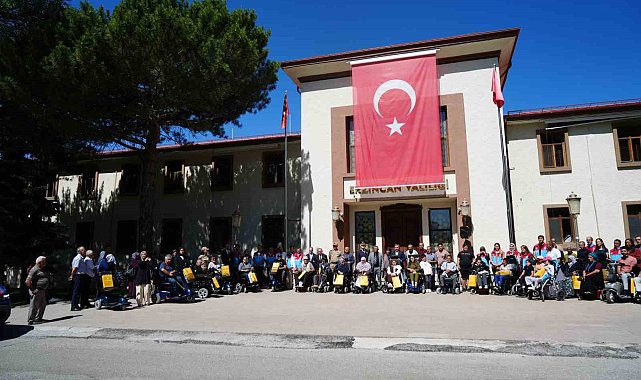 Erzincan'da 24 engelliye akülü sandalye hediye edildi