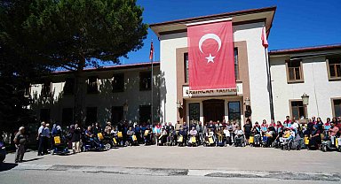 Erzincan'da 24 engelliye akülü sandalye hediye edildi