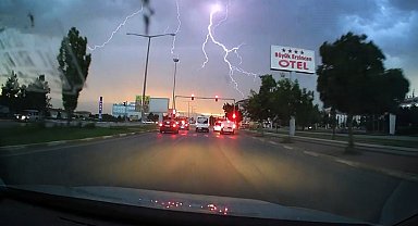 Erzincan'da art arda çakan şimşekler araç kamerasına yansıdı