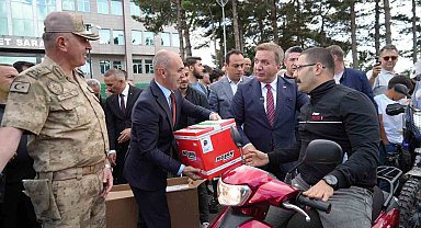 Erzincan'da kasksız motosiklet sürücülerine ücretsiz kask dağıtıldı