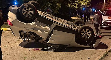 Erzincan'da otomobil ağaca çarptı: 3 yaralı