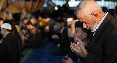 Erzincan'da vatandaşlar bayram namazı için camilere akın etti