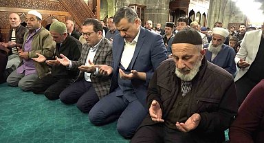 Erzurum'da protokol vatandaşlarla bayramlaştı