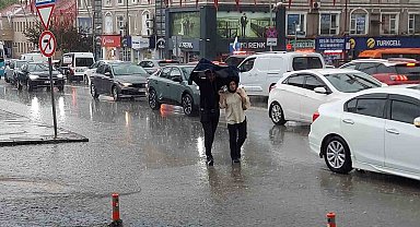Erzurum'da sağanak hayatı felç etti