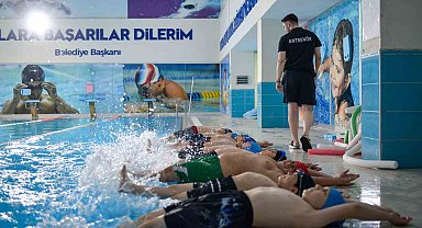 Esenyurt Belediyesi'nden çocuk ve gençlere yüzme fırsatı