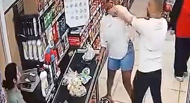 Esenyurt'ta bir adam, kasa sırasında tartıştığı kadına saldırdı; o anlar kamerada