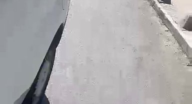 Esenyurt'ta kendisine yol vermeyen aracı taşladı