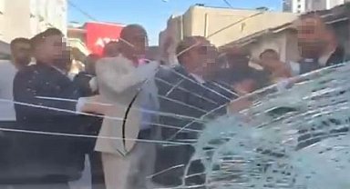 Esenyurt'ta yolu kapatan düğün konvoyuna tepki gösterince, taş ve yumrukların hedefi oldu