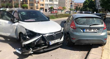 Eskişehir'de 3 araca çarparak durabilen cipin sürücüsü yaralandı