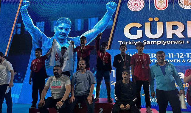 Eskişehirli güreşçiler Sivas'ta şampiyonada başarı elde etti