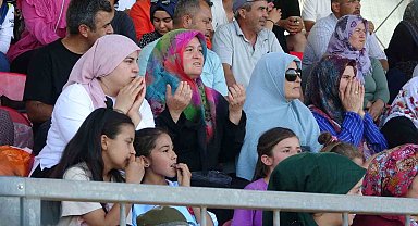 Eşler, çocuklar sahada kadınlar tribünde