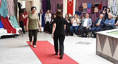 Ev hanımları kursla terzi oldu, kendi tasarımlarını defileyle tanıttı