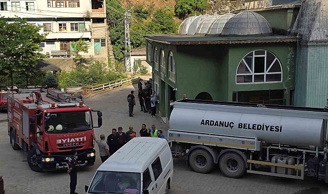 Evde çıkan yangına kovalarla taşıdıkları suyla müdahale ettiler