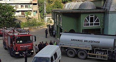 Evde çıkan yangına kovalarla taşıdıkları suyla müdahale ettiler