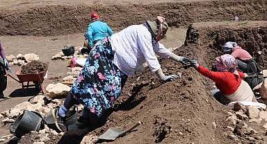 Evde pirinçten taş ayıklayan kadınlar, arkeolojik kazılarda buluntu ve veri ayıklıyor