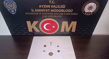 Evde saklanan tarihi paralar ve broş ele geçirildi