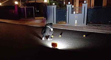 Eve tüfekle ateş açıp kaçtılar: Polis motosikletli saldırganların peşinde