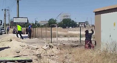 Evi yakıp gelen ekipleri taş yağmuruna tuttu