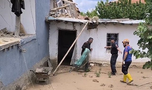 Evini kaybetti, ekmek teknesini enkazdan çıkardı