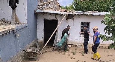 Evini kaybetti, ekmek teknesini enkazdan çıkardı