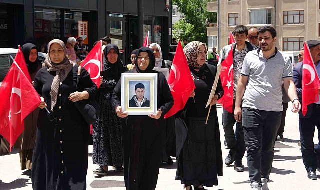 Evlat nöbetindeki aileler: "Umutla çocuklarımızı bekliyoruz"