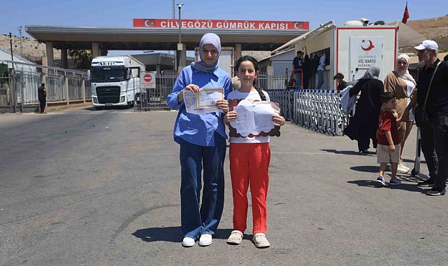 Evlatları karnelerini alan Suriyeli aileler ülkelerine dönüyorlar