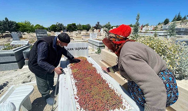 Evlatlarının mezarını ziyaret edemeyen yaşlı çifte Vali Yiğitbaşı çifte bayram yaşattı