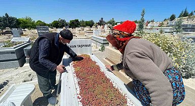 Evlatlarının mezarını ziyaret edemeyen yaşlı çifte Vali Yiğitbaşı çifte bayram yaşattı
