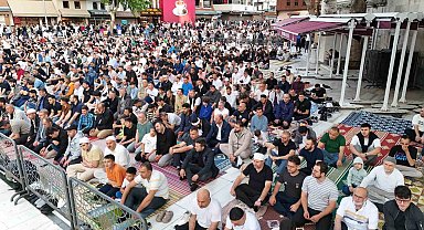 Eyüp Sultan Camiinde bayram namazı yoğunluğu