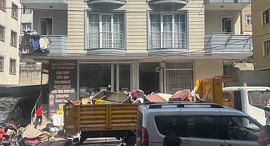 Eyüpsultan'da çöp ev bina sakinlerini çileden çıkardı