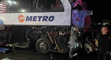 Faciadan dönüldü: 40 yolcusu olan otobüs tıra çarptı, 12 kişi yaralandı