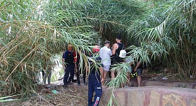 Falezlerden deniz kenarına inip mahsur kalan 3 turist kurtarıldı