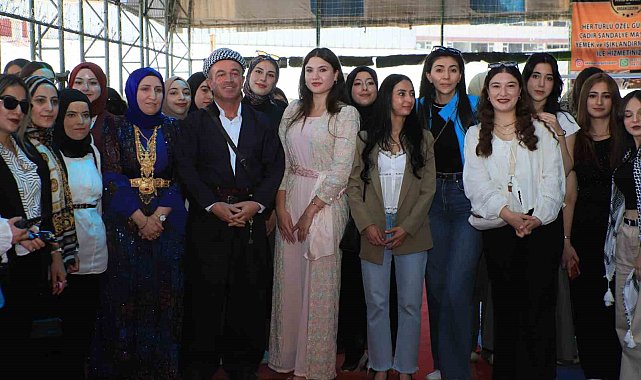 Farklı illerden Hakkari'ye gelen gençler halay çekti