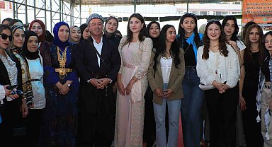 Farklı illerden Hakkari'ye gelen gençler halay çekti