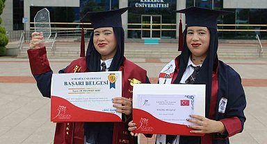 Faslı ikizler üniversiteyi dereceyle bitirdiler