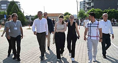 Ferdi Zeyrek'in kızı Nehir, TYT'ye CHP Lideri Özgür Özel ve annesiyle geldi