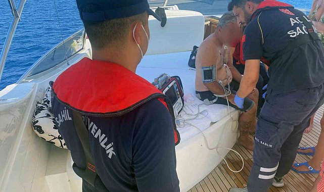 Fethiye'de 2 vatandaşa denizden tıbbi tahliye gerçekleştirildi