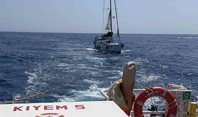 Fethiye'de makine arızası nedeniyle sürüklenen tekne kurtarıldı