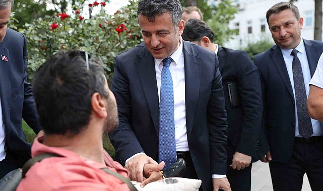 Filistin için çorap satan engelli vatandaş ile Başkan Doğan arasında yürek ısıtan diyalog
