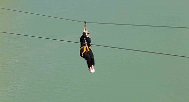 Fırat Nehri'nin muhteşem manzarası eşliğinde yapılan zipline ve tekne turu turistlerin vazgeçilmezi