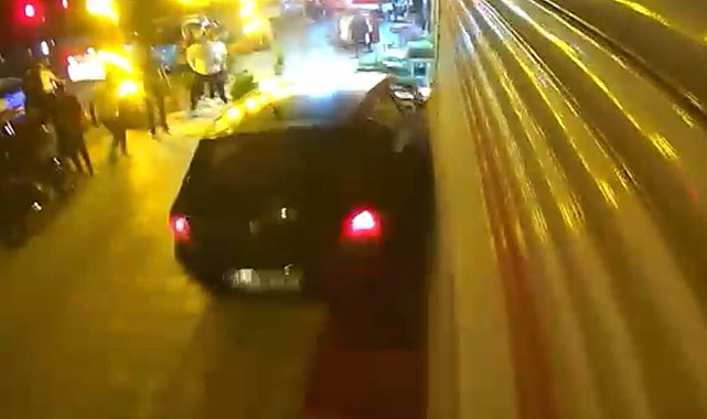 Freni boşalan otomobil iş yerine çarptı: O anlar kamerada