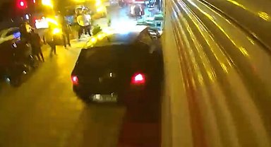 Freni boşalan otomobil iş yerine çarptı: O anlar kamerada