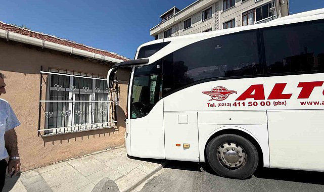 Freni boşalan yolcu otobüsü kayarak gecekonduya çarptı