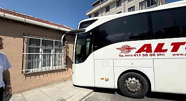 Freni boşalan yolcu otobüsü kayarak gecekonduya çarptı